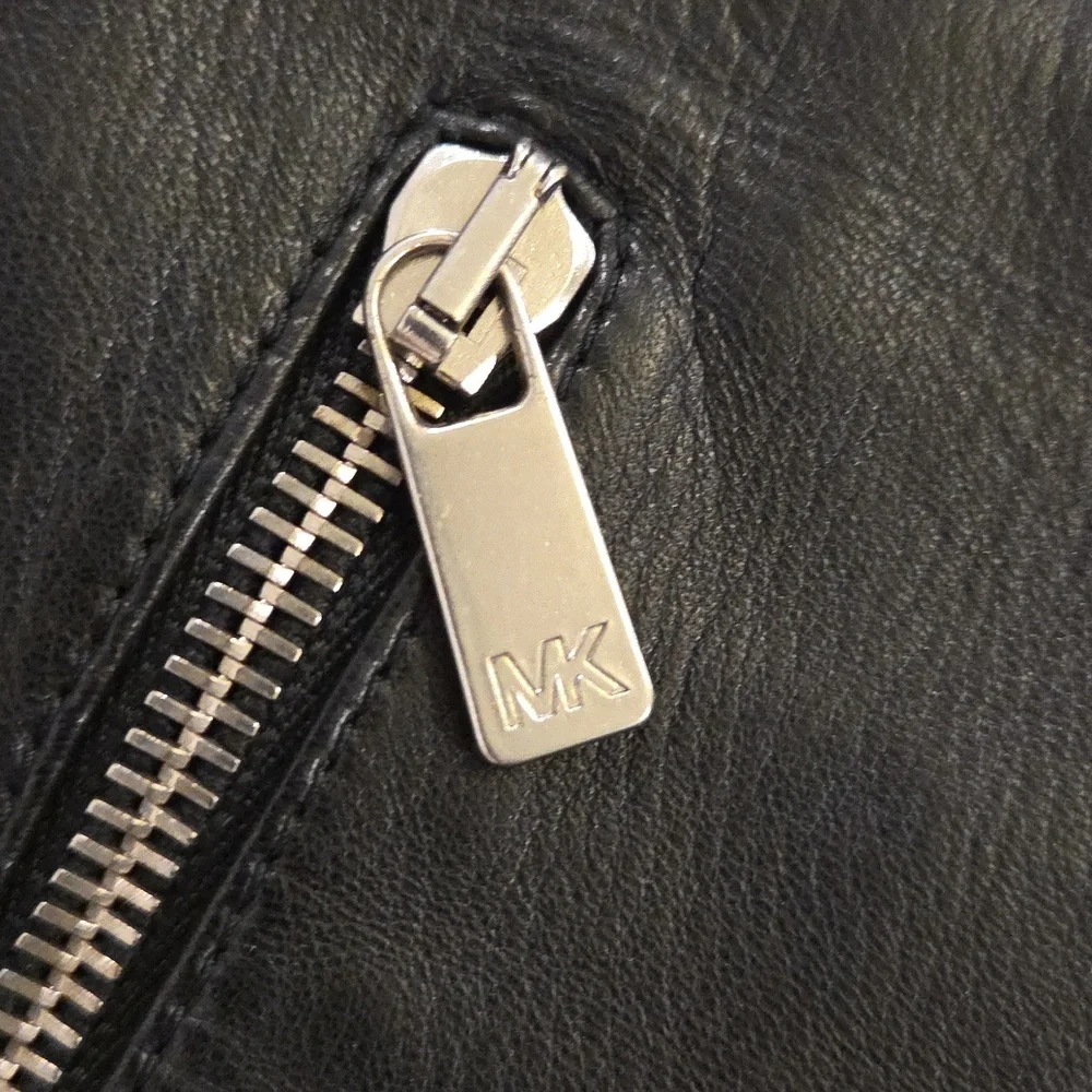 Buttery Soft Michael Kors Italy Cropped Leather Pants w/ Zipper Details Size 6!